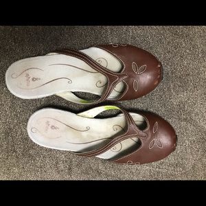 GUC leather sandals Ahnu